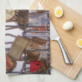 Liebe und Eiffelturm. Paris. Frankreich. Geschirrtuch (Viertel Falte)