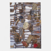 Liebe und Eiffelturm. Paris. Frankreich. Geschirrtuch (Vertikal)