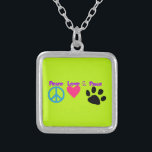 Liebe und Frieden Versilberte Kette<br><div class="desc">Niedliche Grafik in bunten Neonfarben. 3 Symbole - ein Friedenszeichen,  ein Herz und eine Pfote,  mit den Worten Frieden,  Liebe und Pfoten. Für ruhige Haustierbesitzer.</div>