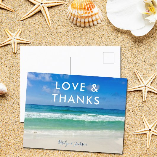 Liebe und Hochzeit am Strand des tropischen Ozeans Postkarte