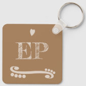 Liebe und Kaffee fügen die Initialen braun hinzu Schlüsselanhänger (Rückseite)