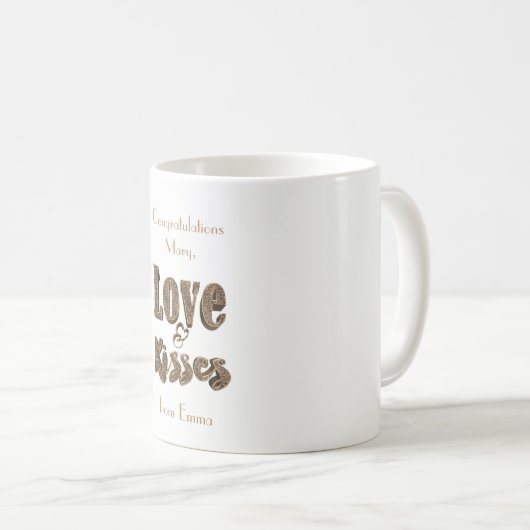 Liebe und Kisses Romantische Elegante Goldtypograf Kaffeetasse (VorderseiteRechts)