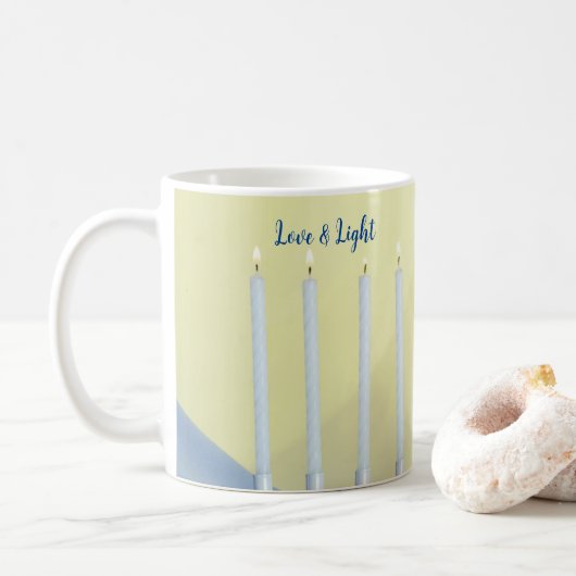 Liebe und leichte weiße Kerzen Weiße Menorah Kaffeetasse (Mit Donut)