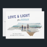 Liebe und Licht aus dem Foto North Carolina Hanukk Feiertagskarte<br><div class="desc">Sie sind stolz, aus North Carolina zu sein, senden Sie ein wenig leichten Staatsstolz in dieser Feriensaison mit diesem Foto Hanukkah Urlaubskarte mit strukturierten Typ in indigo und hellblau und mit Schneeflocken betont. Personalisieren Sie mit Ihrer eigenen Nachricht von Beifall, Ort, Jahr, Familienname und Ihren Lieblings-Fotos. Um Ihre Fotos für...</div>