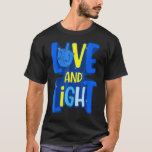 Liebe und Licht Hanukkah Menorah Chanukah jüdische T-Shirt<br><div class="desc">Liebe und Licht Hanukkah Menorah Chanukah jüdischen Urlaub</div>