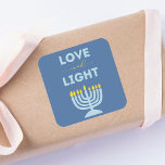 "Liebe und Licht" jüdische Menorah Blue Hanukkah Quadratischer Aufkleber<br><div class="desc">Mit einem ruhigen blauen Hintergrund,  einer hellen Menorah-Illustration und der inspirierend Botschaft "Liebe und Licht" tragen diese Aufkleber Ihren Ansammlungen Wärme und Sinn bei. Ideal für Familienessen,  Party oder jede festliche Hanukah-Veranstaltung,  bringen sie Stil und Geist in die Feier.</div>