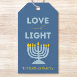 "Liebe und Licht" Menorah Personalisiert Hanukkah Geschenkanhänger<br><div class="desc">Fügen Sie Ihren Hanukkah-Geschenken eine sinnvolle Touch mit diesen eleganten "Liebe und Licht"-Geschenketiketten hinzu! Mit einem beruhigenden blauen Hintergrund, einer hellen Menorah-Illustration und der aufregenden Botschaft "Liebe und Licht" sind diese Tags perfekt für Urlaubsgeschenke, Gastgeschenke oder festliche Dekoration. Sie sind mit Ihrem Familiennamen individuell gestaltet und bringen Wärme, Freude und...</div>