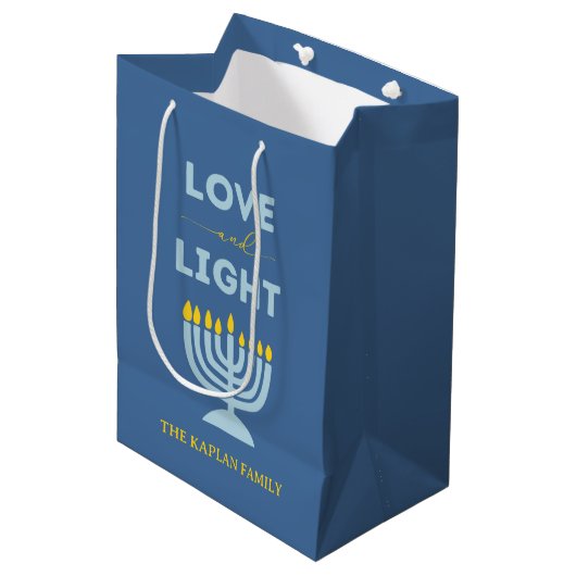 "Liebe und Licht" Menorah Personalisiert Hanukkah Mittlere Geschenktüte (Vorderseite Schrägansicht)