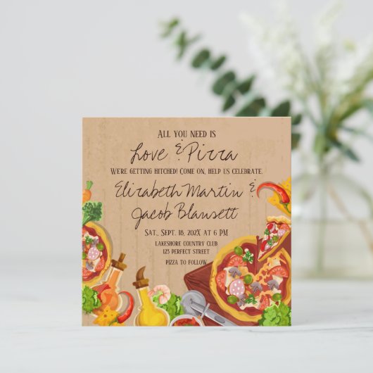 Liebe und Pizza Hochzeit Einladung (Stehend Vorderseite)