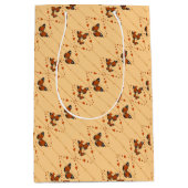 Liebe und Schmetterlinge in orangefarbener Diagona Mittlere Geschenktüte (Vorderseite)