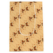 Liebe und Schmetterlinge in orangefarbener Diagona Mittlere Geschenktüte (Rückseite)