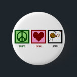 Liebe und Verbitterung Button<br><div class="desc">Ich gehe nirgendwo hin ohne meine Nadeln und Garne zum Stricken. Ein niedliches Strickgeschenk,  das Peace Liebe Strick unter einem hübschen Design liest.</div>