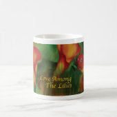 Liebe unter der Lilien-Tasse Kaffeetasse (Mittel)