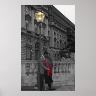 Liebe unter Straßenbeleuchtung Poster
