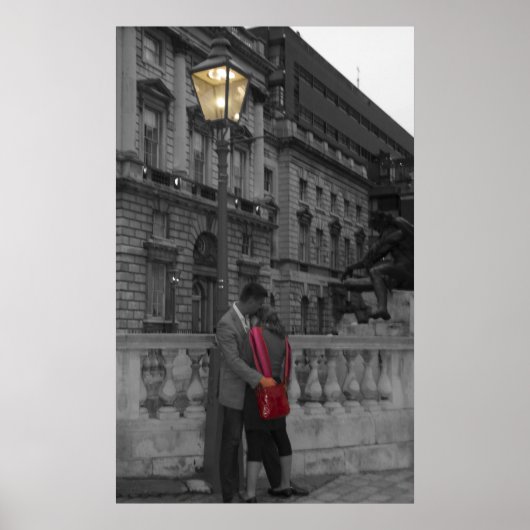 Liebe unter Straßenbeleuchtung Poster (Vorne)