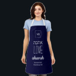 LIEBE VERSAGE NIE | Ahavah | א ה ה Hebräisch Schürze<br><div class="desc">Einfache, elegante Schürze mit dem Wort LIEBE in Hebräisch, plus Platzhalter-Schrift Vers. Der gesamte Text ist KUNDENBAR, sodass Sie ihn personalisieren können, indem Sie z.B. die Schrift durch Ihren Namen oder Ihre Lieblingsnachricht ersetzen. Oben befindet sich ein KUNDENBEWEGLICHES MONOGRAMM, das Sie durch Ihr eigenes ersetzen können. Ideal für Hanukkah, Weihnachten,...</div>