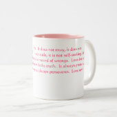 Liebe versagt nie - 1 Korinther-13:4 Zweifarbige Tasse (VorderseiteRechts)