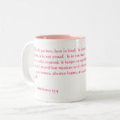 Liebe versagt nie - 1 Korinther-13:4 Zweifarbige Tasse (Vorderseite Links)
