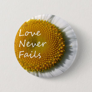 Liebe versagt nie Daisy 1 Korinther 13 Button