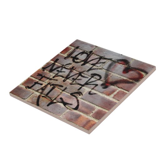 Liebe versagt nie Graffiti Fliese (Seite)