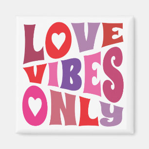 Liebe Vibes nur kühne Typografie Rosa Lila Magnet
