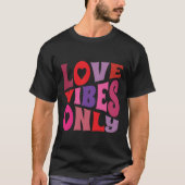 Liebe Vibes Nur Typografie Rosa Lila Retro T-Shirt (Vorderseite)