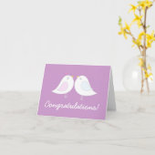 Liebe-Vögel auf hellpurpurnen Karte (Gelbe Blume)