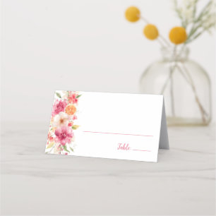 Liebe von Blumenblättern mit Brautparty in der Blü Platzkarte