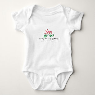 "Liebe wächst dort, wo sie gegeben wird" Baby Strampler