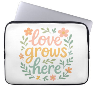Liebe wächst hier Cottagecore-Typografie-Kunst Laptopschutzhülle