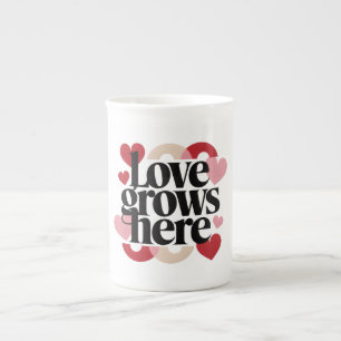 Liebe wächst hier – moderne Herz-Typografie Porzellantasse