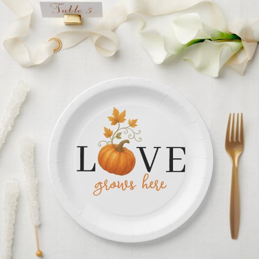 LIEBE wächst hier | Pumpkin Lettern Fall Pappteller (Hochzeit)