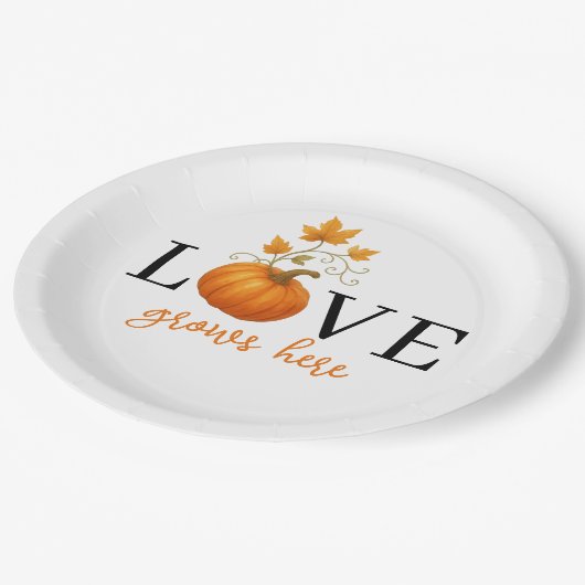 LIEBE wächst hier | Pumpkin Lettern Fall Pappteller (Schrägansicht)