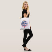 Liebe wächst hier Tragetasche Tasche (Am Model)