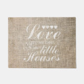 Liebe wächst in der kleinen Haus-Zitat-Tür-Matte Fußmatte (Vorderseite)