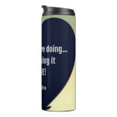 LIEBE Was Sie tun - Adiela Akoo - Thermosbecher (Nach rechts gedreht)