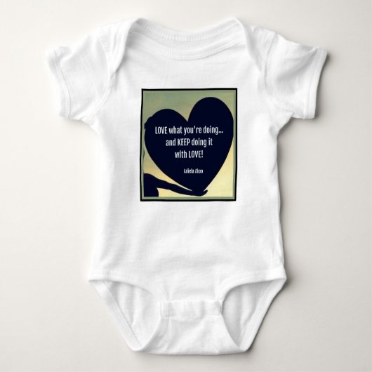 LIEBE Was Sie tun Bodysuit von Adiela Akoo Baby Strampler (Vorderseite)