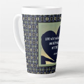 LIEBE Was Sie tun Latte Tasse von Adiela Akoo (Linke Ecke)