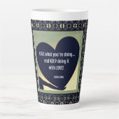 LIEBE Was Sie tun Latte Tasse von Adiela Akoo (Vorderseite)