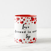 Liebe wird in jedem Schluck gebraut Zweifarbige Tasse (Mittel)