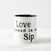 Liebe wird in jedem Schluck gebraut Zweifarbige Tasse (Mittel)