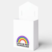 Liebe wird nicht im Monat des Rainbow LGBT Pride a Geschenkschachtel (Geöffnet)