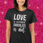 Liebe wird überbewertet. Schokolade ist nicht. T-Shirt