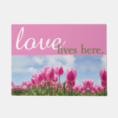 Liebe wohnt hier vor der Tür Fußmatte (Vorderseite)