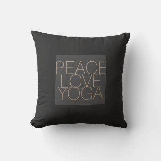 Liebe Yoga Zitat Kissen auf grau