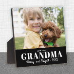 Liebe You Oma Foto Family Modern Keepake Fotoplatte<br><div class="desc">Benutzen Sie ein beliebtes Foto, um einfach eine Keepsake-Plakette zu erstellen. In drei Textzeilen lasse man, die besondere Bindung im Foto auszudrücken. Diese berufliche Vorlage wird jedem Muttertier ein sentimentales Geschenk machen. Perfekte Größe für die Unterbringung auf einem Wohnzimmermantel oder einem Schreibtisch. Denken Sie an ein Weihnachtsgeschenk, den Valentinstag oder...</div>