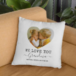 Liebe You Oma Heart Foto Kissen<br><div class="desc">Personalisiertes Oma-Wurfkissen mit 2 Fotos aus der Familie in niedlicher Herzform, den Worten "Wir Liebe Ihnen Großmutter" und den Enkelkindern Namen. Kann in jede Beziehung geändert werden!</div>