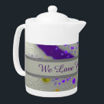 Liebe You Oma Modern Paint Spritzer Abstrakt<br><div class="desc">Diese personalisierte Teekanne bietet Oma ein lebendiges Design,  um sie morgens wecken oder ihrem Nachmittagstee einen Farbtupfer hinzuzufügen. Dieser künstlerische Teekessel mit lila und gelben Spritzern auf silberfarbenem Hintergrund. Ein grauer Banner in der Mitte bietet einen soliden Hintergrund für "Wir Liebe Sie,  Oma",  der leicht personalisiert werden kann.</div>