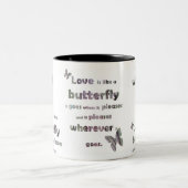 Liebe-Zitat-Tasse Zweifarbige Tasse (Mittel)