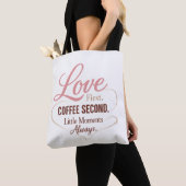 Liebe zuerst Kaffee zweitens Mama Leben Typografie Tasche (Von Nahem)